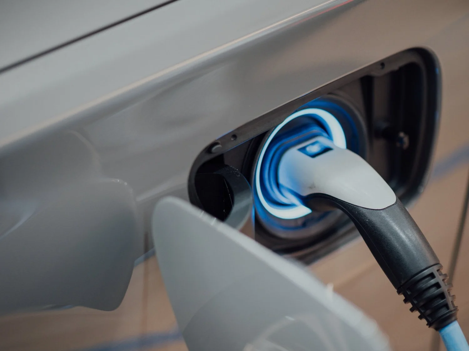 Skillnaden mellan elbil och plug-in hybrid